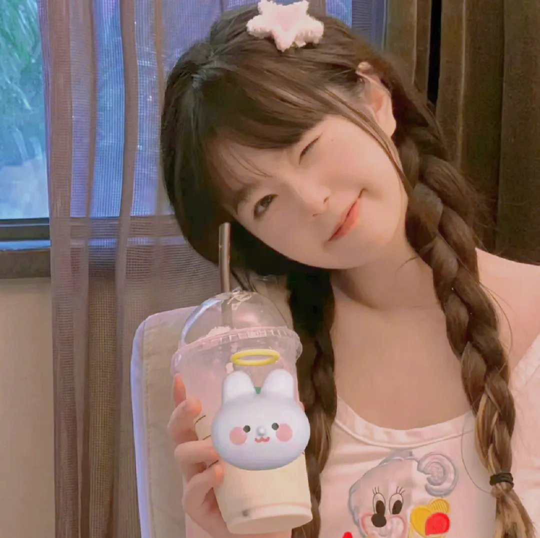 九顶假发的女孩